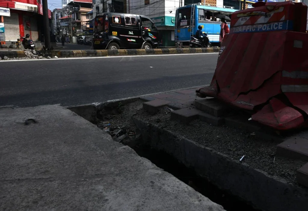 High Court Addresses Kochi's Uncovered Drains: A Growing Hazard & Urgent Solutions 1 Kochi's Uncovered Drains