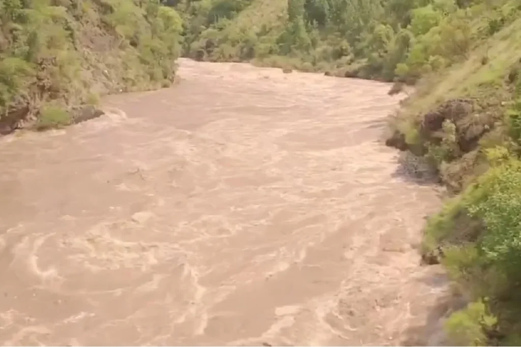 Rising Tensions in Pakistan-Occupied Kashmir as Sudden Jhelum Surge Sparks Fears of a Water Crisis 1 PoK flood